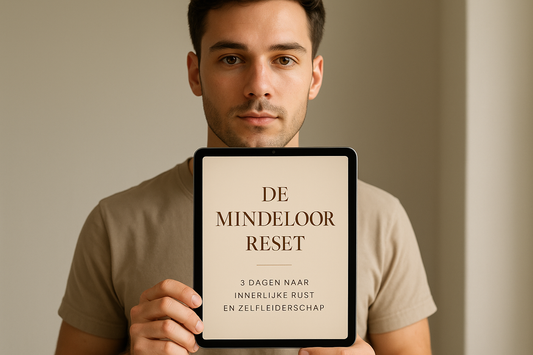 Een realistische productfoto van een jonge man die een iPad Pro vasthoudt waarop het e-book "De Mindelor Reset - 3 Dagen naar Innerlijke Rust en Zelfleiderschap" duidelijk zichtbaar is met een minimalistisch, premium design in beige en goudtinten