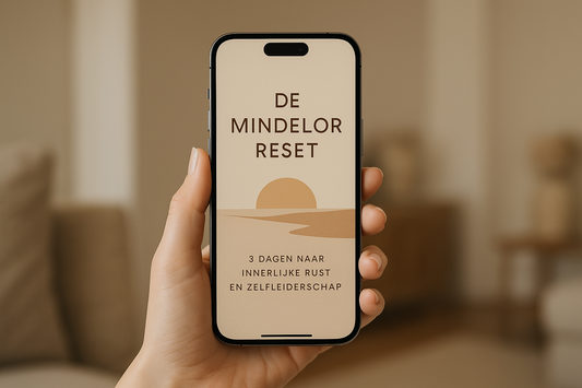 Een realistische productfoto van het e-book "De Mindelor Reset - 3 Dagen naar Innerlijke Rust en Zelfleiderschap" met correcte spelling op een iPhone 14 Pro vastgehouden door een vrouwelijke hand in een rustige omgeving, met zachte natuurlijke belichting en een minimalistische stijl